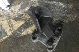 DAF engine mount bracket