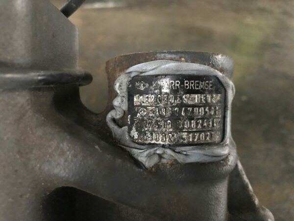 Mercedes-Benz brake caliper - Image 2