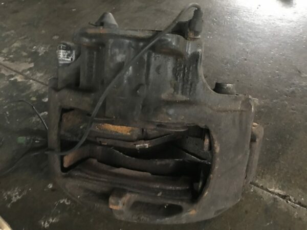 Mercedes-Benz brake caliper - Image 2