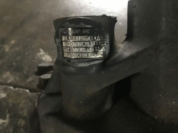 Mercedes-Benz brake caliper - Image 3