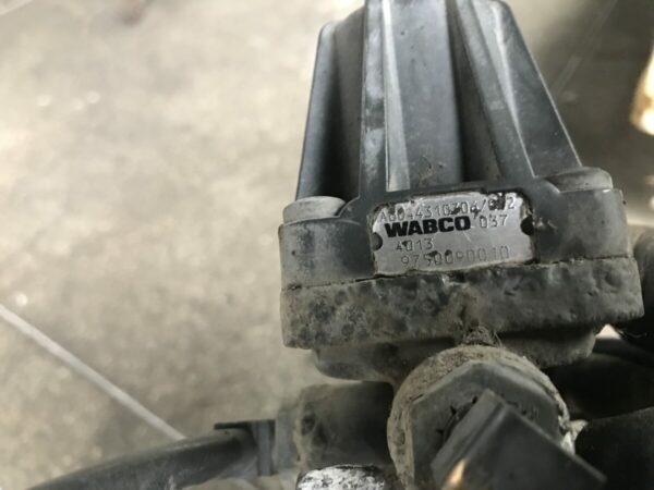Mercedes-Benz air pressure control valve - Image 2