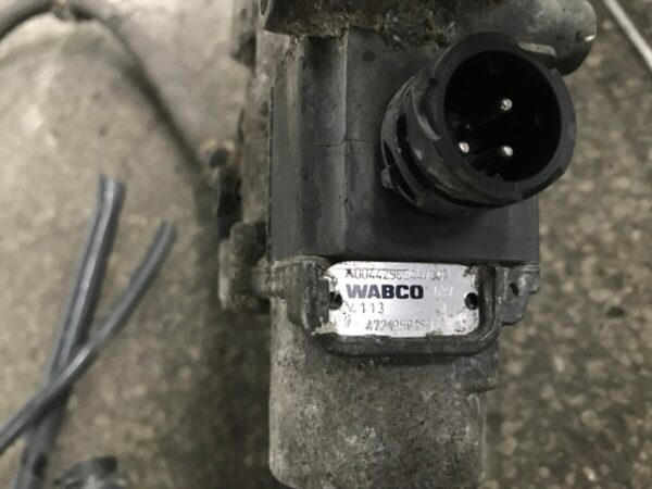 Mercedes-Benz ABS solenoid valve - Image 2